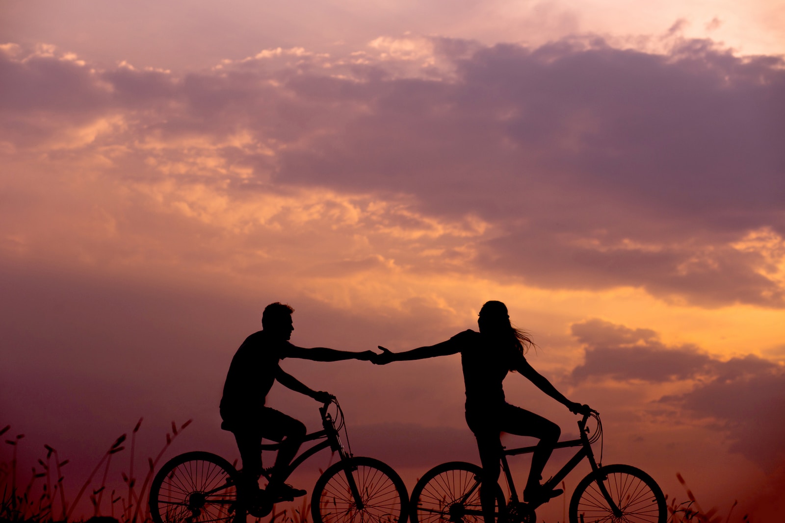 Relationship vs. Single Life: Exploring the Pros and Cons